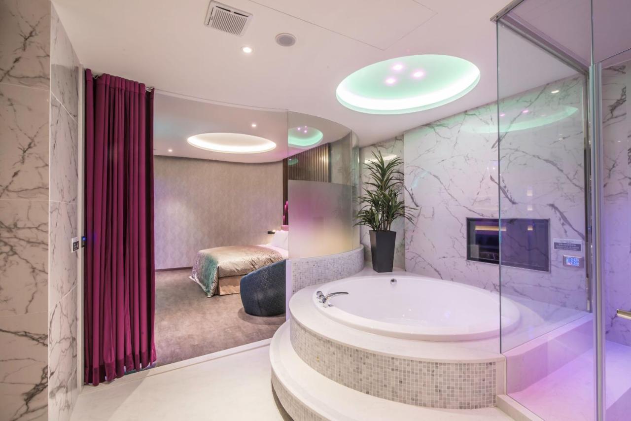 Luv U Motel Kaohsiung Bagian luar foto